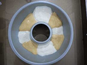 再挤一层黄棕色的蛋糕糊。不断重复这一步骤。直到把模具装至7分满。