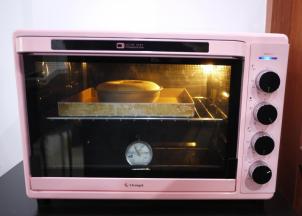 烤箱预热，上下火150度，中层烘烤30分钟左右。