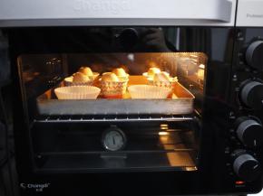 上下火150度，中层烘烤15-20分钟左右。薄片的蛋糕烤8-10分钟就可以先取出来。