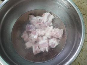 排骨清洗干净，用清水浸泡30分钟去除血水。