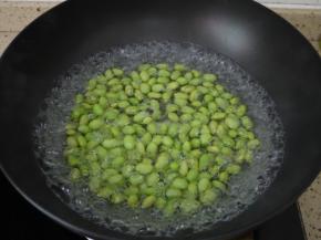 毛豆买回来之后去掉豆荚，清洗干净，锅里放水烧开，把毛豆放到锅中煮两分钟，然后捞出沥干水分备用。