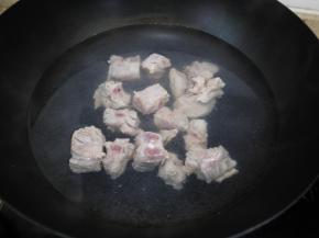 排骨冷水下锅，焯水，水开之后把排骨捞出，清洗干净，沥干水分后备用。