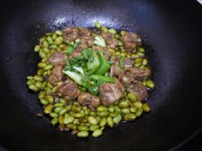 最后转大火收汁，加入糖和盐调味，把青辣椒和香葱放入锅中，炒到青辣椒断生即可出锅。