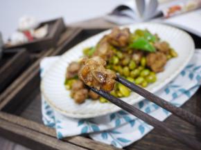 开胃又下饭的毛豆焖排骨就做好啦，酱香味浓郁，老公直夸好吃。