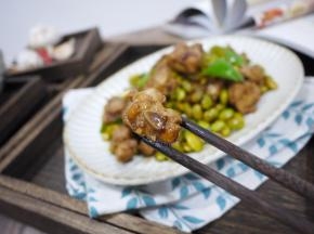 开胃又下饭的毛豆焖排骨就做好啦，酱香味浓郁，老公直夸好吃。