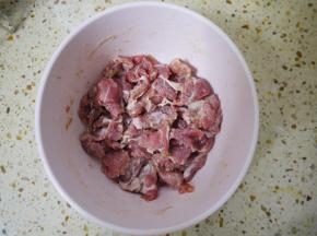 猪里脊肉买回来清洗干净，切成薄片，加入盐、生抽、花生油和玉米淀粉拌匀后腌制15分钟备用。