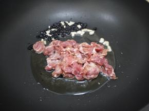 加入腌制好的肉片，大火煸炒至8成熟。