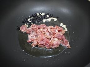 加入腌制好的肉片，大火煸炒至8成熟。