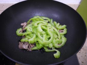 加入焯水后的苦瓜，翻炒均匀。