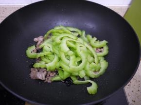 加入焯水后的苦瓜，翻炒均匀。