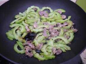 最后加生抽、蚝油、糖调味，翻炒均匀后即可出锅。