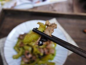 开胃又下饭的豉汁苦瓜炒肉片就做好了，每次做这个菜，老公和孩子都能吃的精光，还说不苦很好吃。