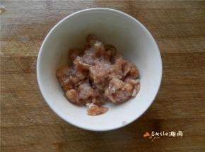 肉末加点米酒、生抽、白糖拌匀，腌制一会。