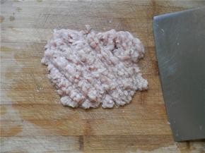 猪肉洗净，剁碎。