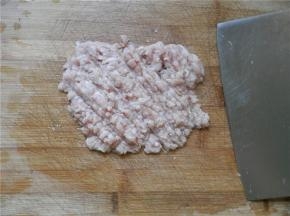 猪肉洗净，剁碎。