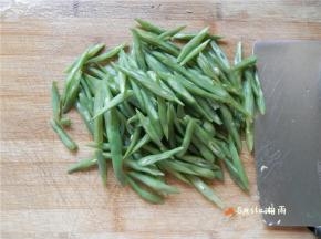再斜切成丝。
