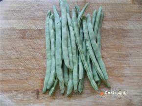 把四季豆洗净，去掉两头的筋。