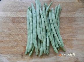 把四季豆洗净，去掉两头的筋。