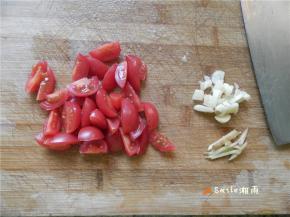 番茄切小块，蒜切粒，姜切丝。