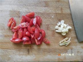 番茄切小块，蒜切粒，姜切丝。