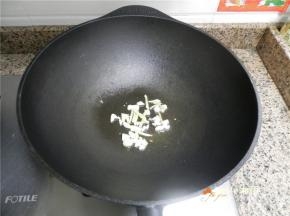 铁锅里放油，下姜蒜炒。