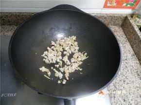 放肉末炒至变色。