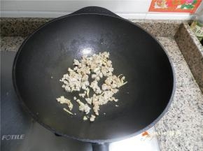放肉末炒至变色。