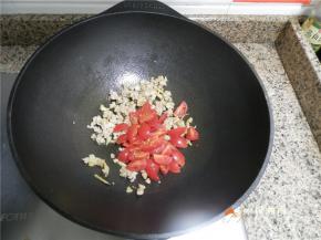 放番茄炒。