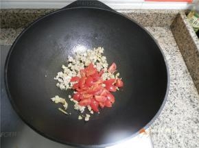 放番茄炒。