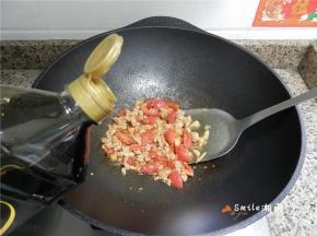 淋少量水、加生抽、米酒炒至入味。