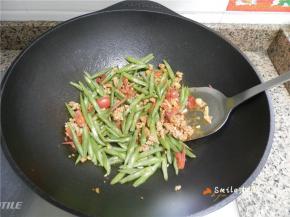 放四季豆丝，淋点老抽，不停翻炒。