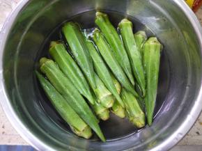 先用盐水把秋葵浸泡30分钟，然后把秋葵清洗干净。因为秋葵表面上有很多小绒毛，容易积灰尘。