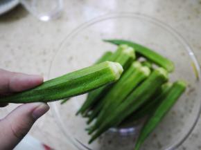 秋葵的蒂不用切掉，只需用小刀沿着秋葵的蒂削去多余的部分。