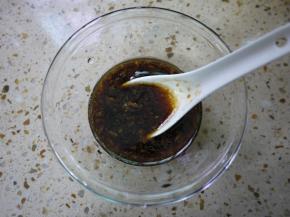 准备一个小碗制作调料汁。把生抽、香醋、蚝油、白糖、蒜泥、芝麻油倒入小碗中混合均匀，备用。