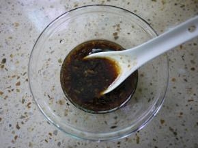 准备一个小碗制作调料汁。把生抽、香醋、蚝油、白糖、蒜泥、芝麻油倒入小碗中混合均匀，备用。
