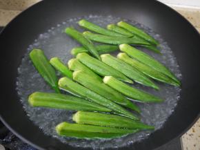 锅里倒水烧开，加一点点盐和油，然后把秋葵放入锅中煮两分钟。