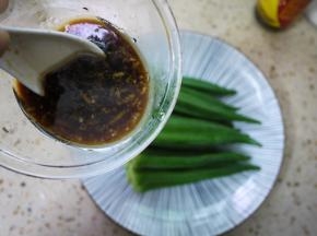 把煮好的秋葵捞起来过一下冷水，然后放入碟子中，把做好的调料汁倒在秋葵上面，可以加些小米辣。