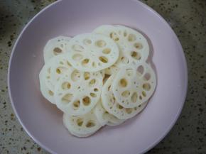 莲藕清洗干净，把莲藕的皮削掉，切成薄片后用清水冲洗一遍捞出。