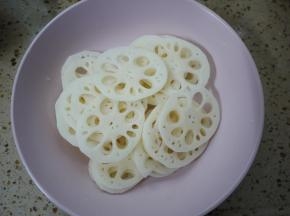 莲藕清洗干净，把莲藕的皮削掉，切成薄片后用清水冲洗一遍捞出。