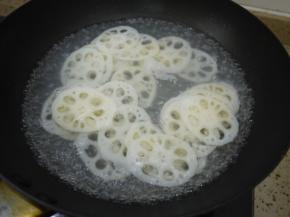 锅里烧开水，把藕片放入锅中，加少许的白醋一起煮两分钟左右。藕片煮好之后捞出，过一下冷水，沥干水分备用。