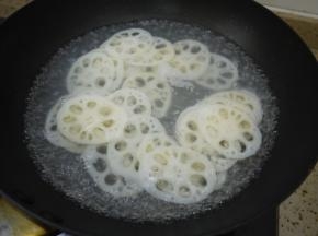 锅里烧开水，把藕片放入锅中，加少许的白醋一起煮两分钟左右。藕片煮好之后捞出，过一下冷水，沥干水分备用。