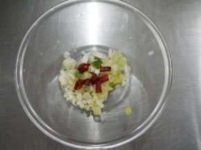 把大蒜拍碎，小葱切成小段放在小碗中。把刚才煸炒干的辣椒放在碗里。