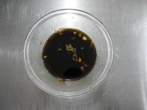 制作凉拌汁。把2瓣大蒜切碎，将生抽、香醋、芝麻油和自制香辣油放在小碗中混合均匀备用。