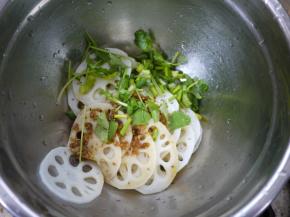 把藕片放在大碗里，将自制的凉拌汁倒入，加入香葱和香菜，拌匀后就可以吃了？