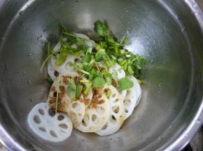 把藕片放在大碗里，将自制的凉拌汁倒入，加入香葱和香菜，拌匀后就可以吃了？