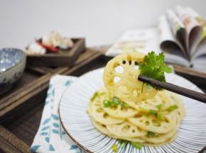 酸甜开胃的凉拌藕片就做好了，这样做出来的藕片白白嫩嫩的，吃起来也非常爽口，夏天一定要试试这个菜哦。