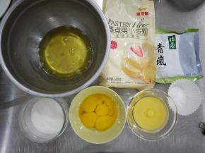 准备好所有的材料，把鸡蛋的蛋黄和蛋清分离，蛋清放在干净无油的容器中备用。今天选用了金龙鱼低筋面粉和青岚抹茶粉。