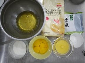 准备好所有的材料，把鸡蛋的蛋黄和蛋清分离，蛋清放在干净无油的容器中备用。今天选用了金龙鱼低筋面粉和青岚抹茶粉。