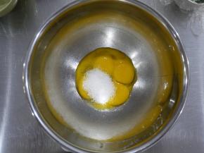 蛋黄和25克的细砂糖放在打蛋盆中，用打蛋器搅拌至蛋黄乳化、颜色发白。