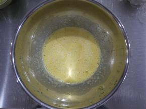 然后把牛奶和玉米油倒入蛋黄中继续搅拌均匀。